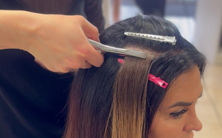 Tape Extensions anbringen: So gelingt dir die natürliche Haarverlängerung