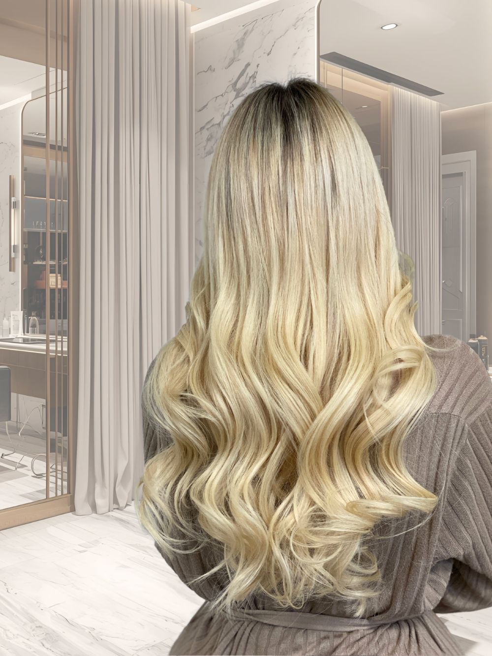 Trage blonde Invisible Nanoring Hair Extensions und style dir deine Haare mit atemberaubenden langen Waves